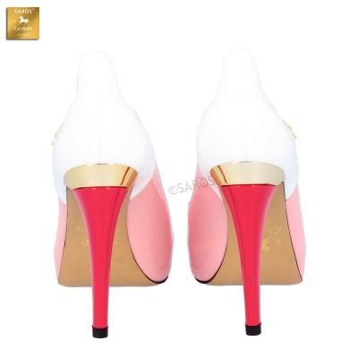 Par de sapatos de salto alto branco, rosa e vermelho com detalhe dourado