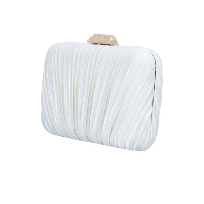 mala clutch branca franzida com fecho dourado