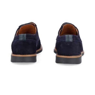 Sapatos masculinos em camurça azul escuro vistos de trás