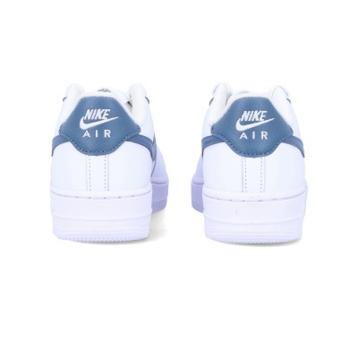 Ténis Nike Air brancos com detalhes azul-acinzentados e logo