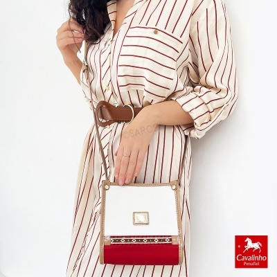 Mala de ombro retangular em couro branco, vermelho e castanho com padrão decorativo, em fundo branco