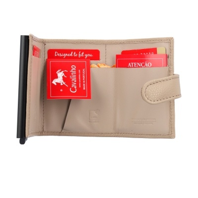 Carteira bege aberta com cartões vermelhos e compartimento metálico para dinheiro