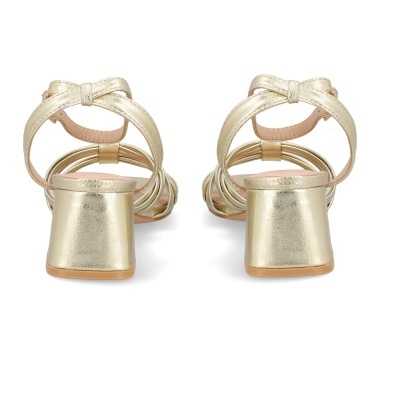 Sandálias douradas de salto médio com tiras entrelaçadas vistas de trás