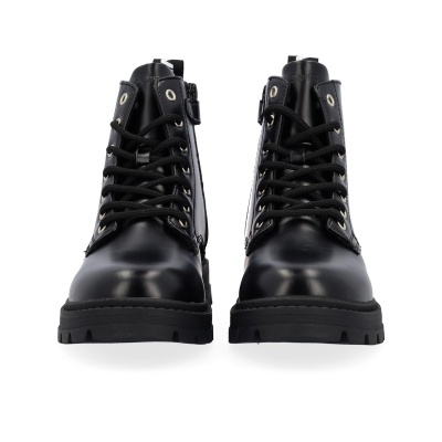 Botas pretas de couro com atacadores e sola grossa