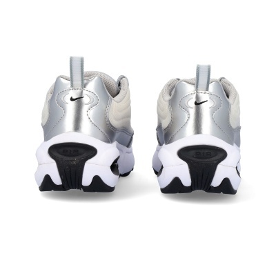 Par de sapatilhas desportivas Nike cinza, prata e branco vista de trás