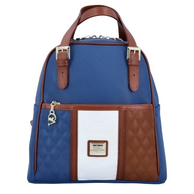 Mochila azul, castanha e branca com padrão acolchoado e marca Cavalinho