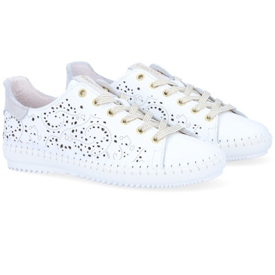 Sapatos brancos de pele com perfurações e atacadores bege