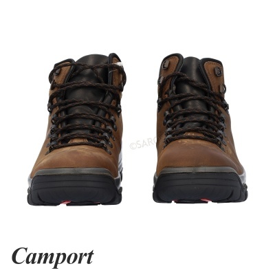 Botas de caminhada marrons e pretas com atacadores em fundo branco