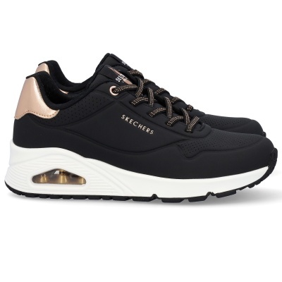 Ténis Skechers pretos com sola branca e detalhes dourados