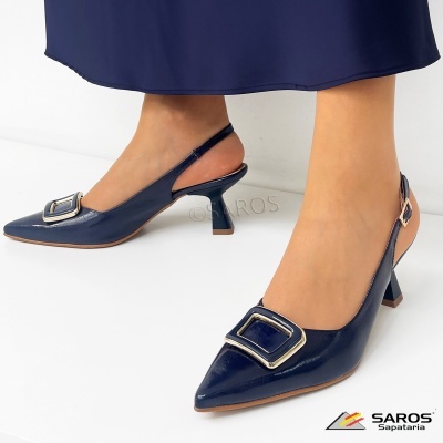Sapatos de senhora azul escuro com salto médio e fivela dourada