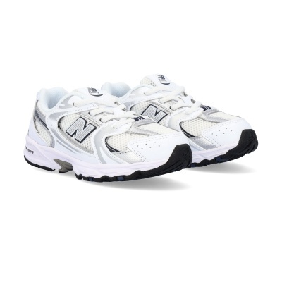 Ténis New Balance brancos com detalhes cinzentos e pretos