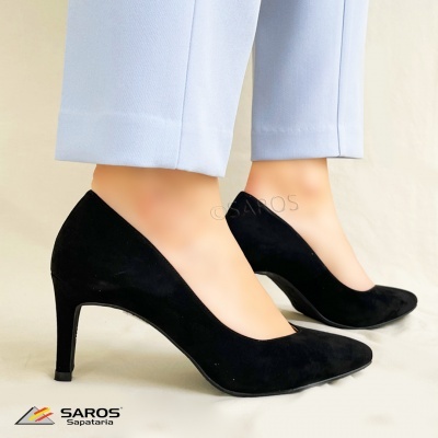 Sapatos de salto alto pretos de veludo