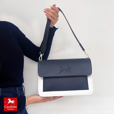 Mala de mão retangular preto e branco com cavalo em relevo