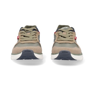 Sapatilhas Levis verdes e bege com cadarços e etiquetas vermelhas.