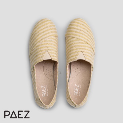 Par de alpargatas PAEZ amarelas e brancas com riscas sobre fundo cinza