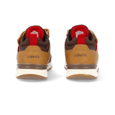 Ténis Levi's castanhos com detalhes vermelhos vistos de trás