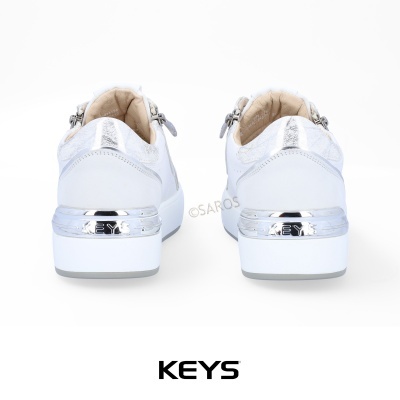 Ténis brancos KEYS com detalhes prateados vistos de trás