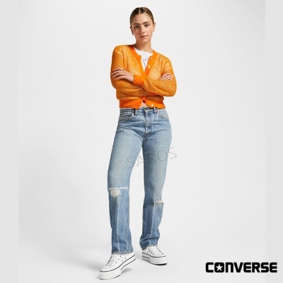 Conjunto com cardigã laranja, t-shirt branca, calças de ganga azuis rasgadas e sapatilhas Converse brancas