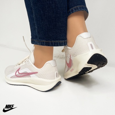 sapatilhas Nike brancas com detalhes rosa e sola preta