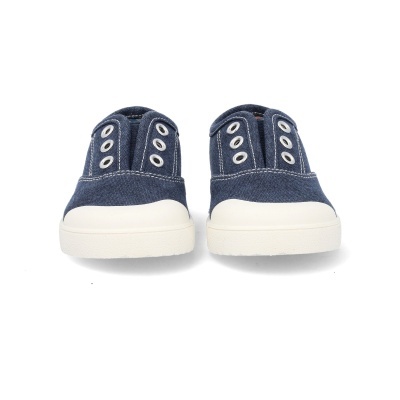 Sapatilhas azuis de lona com sola branca e ilhóses metálicos.