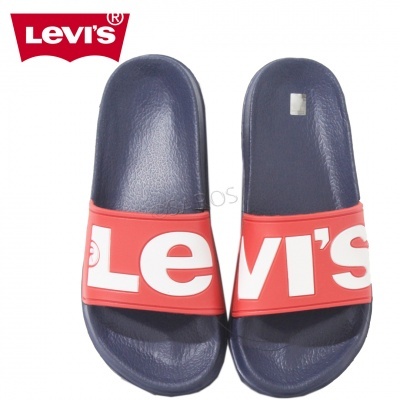 Chinelos azuis com tira vermelha e logo Levi's branco