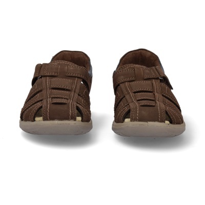 Par de sandálias castanhas de pele com tiras cruzadas e fecho de velcro.