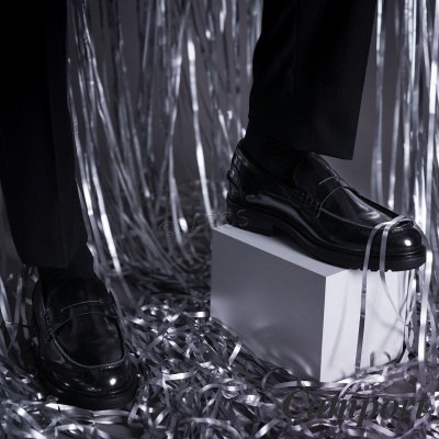 Sapatos formais pretos em couro com fitas prateadas ao redor