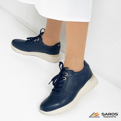 Sapatos desportivos pretos com sola branca e atacadores pretos