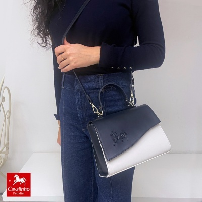 Bolsa Cavalinho Penafiel azul escura e branca com relevo de cavalo e alça regulável