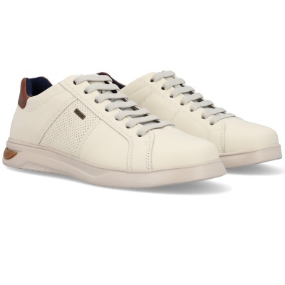 Sapatilhas bege claro em pele com sola e atacadores cinza, e detalhe castanho na parte traseira