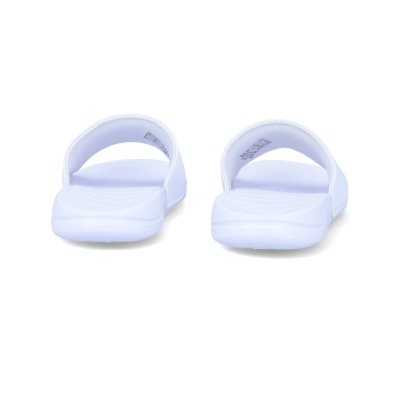 Chinelos brancos com sola e tira em material sintético vistos pela parte de trás