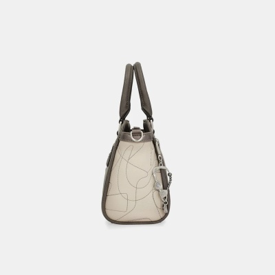 Mala de mão bege e castanha com alças e padrão de riscas pretas