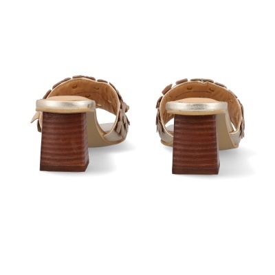 Sapatos de salto médio dourados com salto largo em madeira castanha, vistos de trás