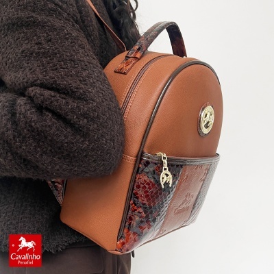 Mochila castanha com detalhes de pele de cobra e logotipo dourado