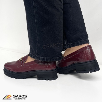 Sapatos vermelhos masculinos tipo mocassim com sola preta