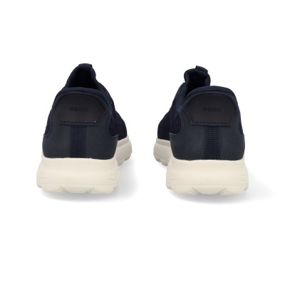 Sapatilhas desportivas Geox azuis com sola branca vista traseira.