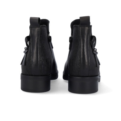 Botas pretas de couro cano curto com salto baixo e fecho