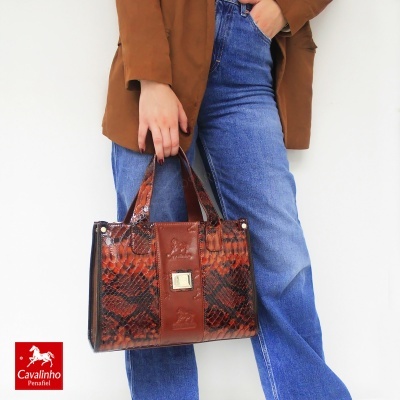 Mala de mão castanha com padrão de pele de cobra e detalhes em pele lisa castanha
