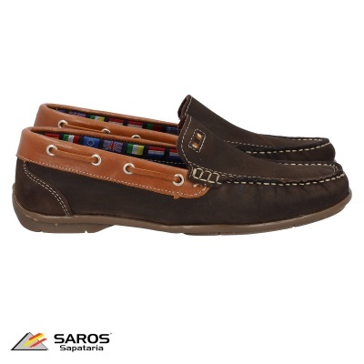 sapatos mocassim castanhos com costuras claras e interior colorido