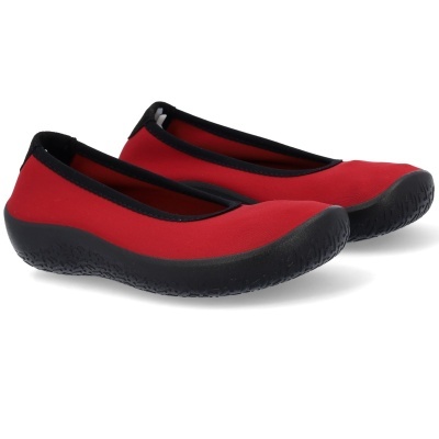 Sapatilhas vermelhas com sola preta em fundo branco