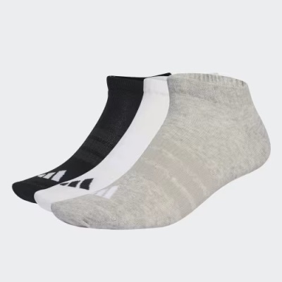 Três pares de meias curtas Adidas em cinza, branco e preto com logotipo
