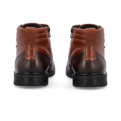 Botas masculinas em pele castanho claro e castanho escuro com sola preta vista de trás