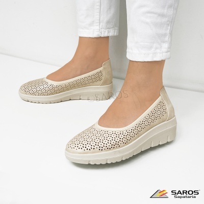 Sapatos bailarinas bege claro com padrão perfurado e sola de cunha
