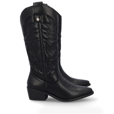 Bota cowboy preta em couro com bordados e salto médio