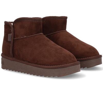 Botas castanhas de inverno em camurça com sola castanha