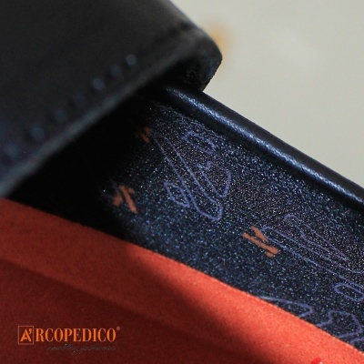 Detalhe interno de calçado ARCO PEDICO com forro vermelho e padrão azul