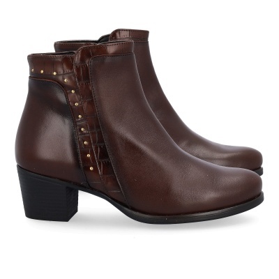 Botins femininos castanhos em pele com tachas douradas e salto baixo