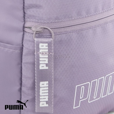 Mochila lilás com fecho branco e puxador com a palavra PUMA