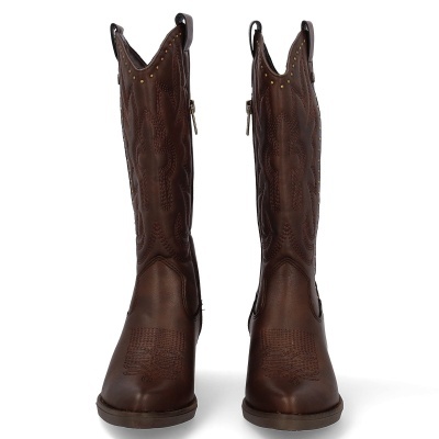 Botas cowboy castanhas em pele com bordados e tachas metálicas