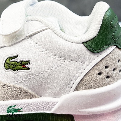 Ténis branco com detalhes em verde e bege e logo crocodilo Lacoste